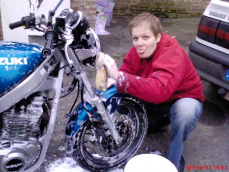 on voit meme ma titine derriere lol!!