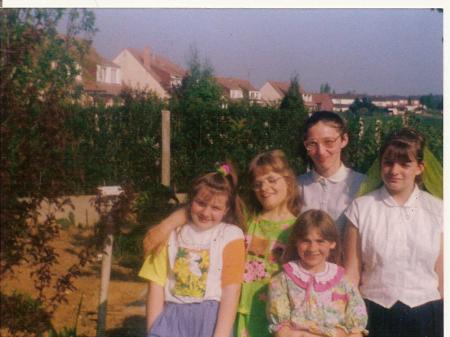 ma tante a lunette et a cote de moi une autre tante ma soeur et une couzine