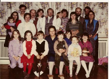 alors moi je suis avec le nounours et ma mere avec ma soeur en violet dans c bras et mon pere a cote