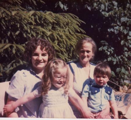 ma mere ma grand mere mon couz manu et moi qui bougonne lloll