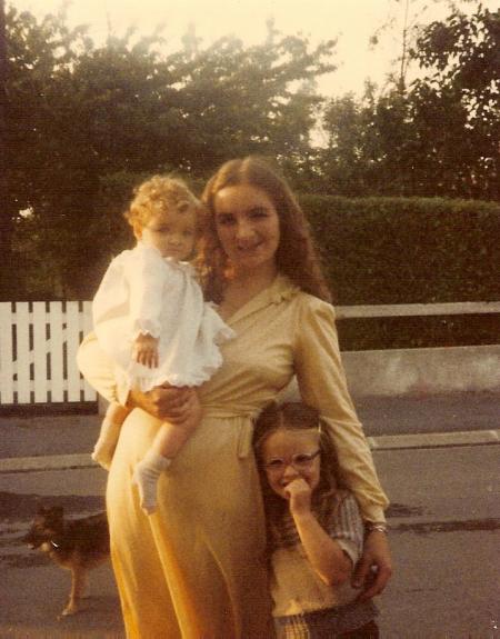 alors j 'ai hesite a mettre cette photo mais je suis po n�e du saint esprit alors voila ma maman et murielle ma soeur