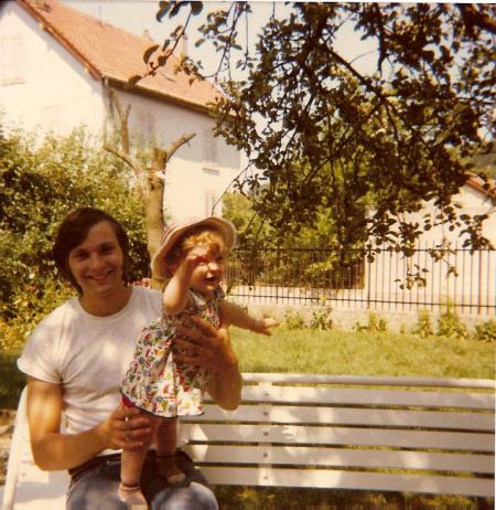 papa et moi en 1979 j 'avais 9 mois lol