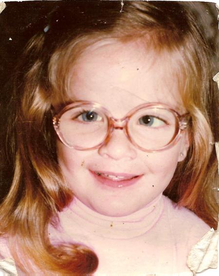 je devais avoir 2 ans et un strabisme vraiment po beau lol !!!