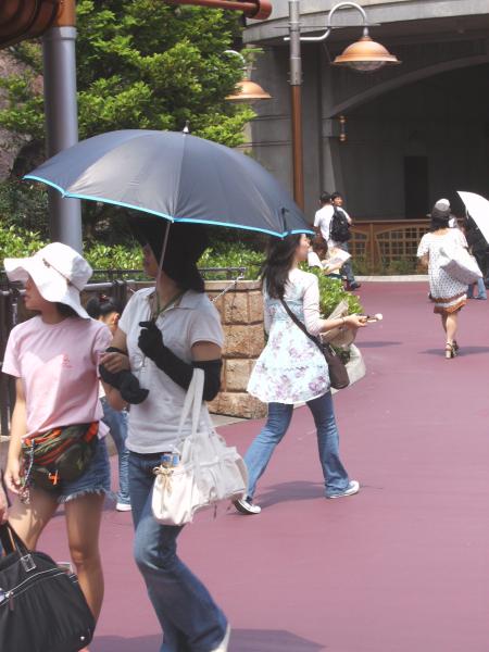j'ai demander pkoi elle m'ettais des gants  de cette chaleur ;pour les coups de soleil