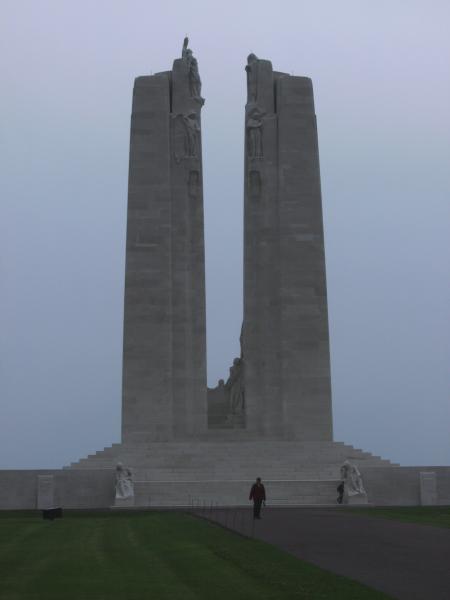 promenade au monument canadien a vimy dans le pas de calais