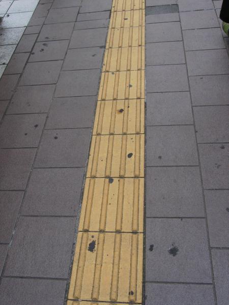 alors ca c'es pour les non voyant il repere grace a cette bande la distance d'une bordure et on des feu sonores musicaux pour dire quand il peuvent traverser trop fort la france a des effort