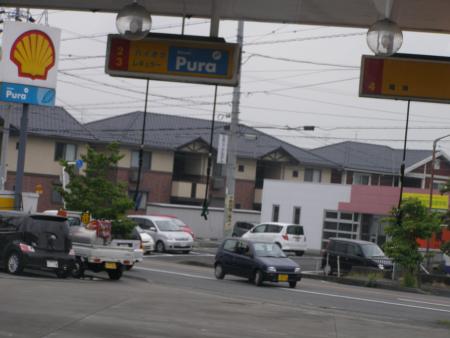 voila leur station essence cela suprend lol!!