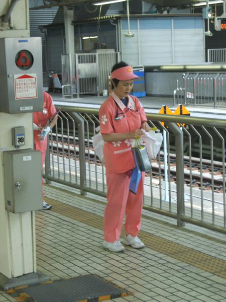 il y as des femmes de menage qui attende le train pour le nettoyer avant que l'on parte qu'elle organisation !