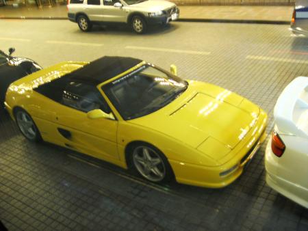 Y AS DE BELLE VOITURE QUAND MEME