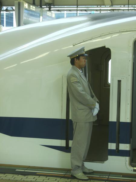 le chauffeur (toujours en uniforme impec)