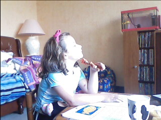 mais oui maman je fait mes devoirs lol !!( en regardant la tele)