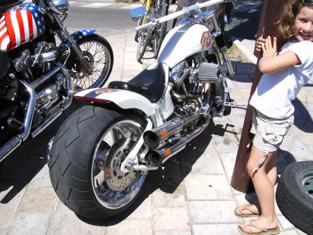 Y AS DE BELLE MOTO AUSSI