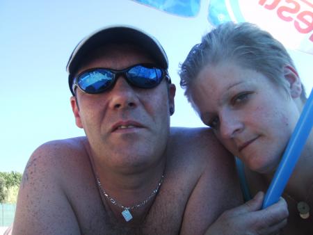 on est mieux sous le parasol lol