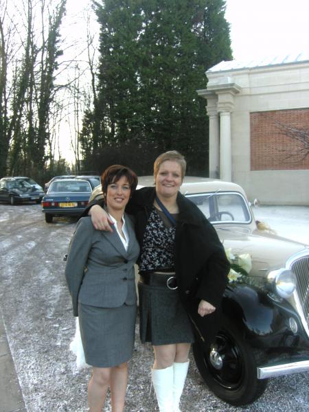 la je suis avec magali la soeur de la mariee et la belle voiture